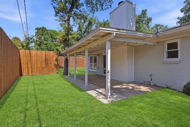 2400 York Minster Court, Arlington, TX 76006