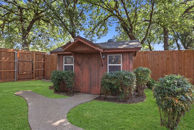 2400 York Minster Court, Arlington, TX 76006