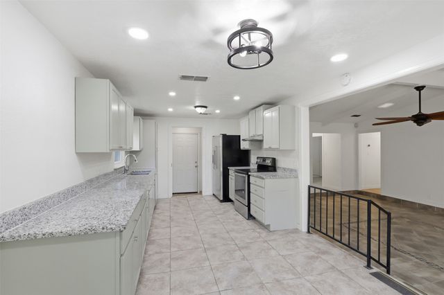 2400 York Minster Court, Arlington, TX 76006
