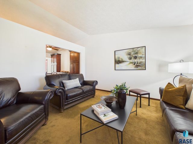 701 N Savannah Dr Drive, Sioux Falls, SD 57103