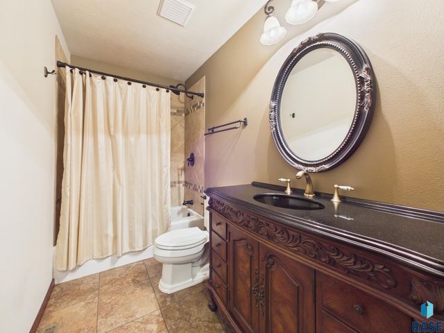 701 N Savannah Dr Drive, Sioux Falls, SD 57103