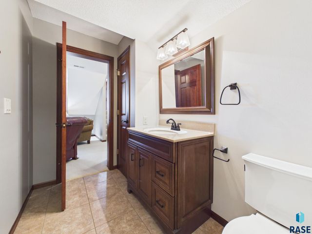 701 N Savannah Dr Drive, Sioux Falls, SD 57103