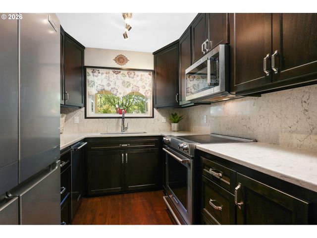 623 N HAYDEN BAY Dr, Portland, OR 97217