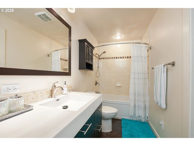 623 N HAYDEN BAY Dr, Portland, OR 97217