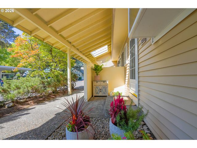 623 N HAYDEN BAY Dr, Portland, OR 97217