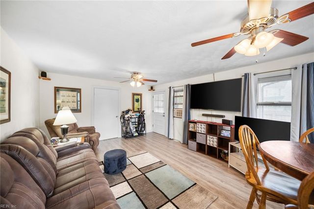 300 Oaklette DR, Chesapeake, VA 23325