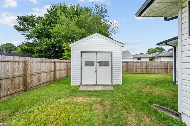 300 Oaklette DR, Chesapeake, VA 23325