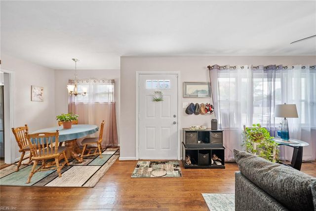 300 Oaklette DR, Chesapeake, VA 23325