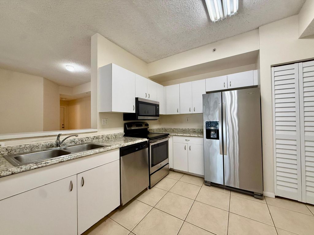 6928 SW 39th Street A107, Davie, FL 33314