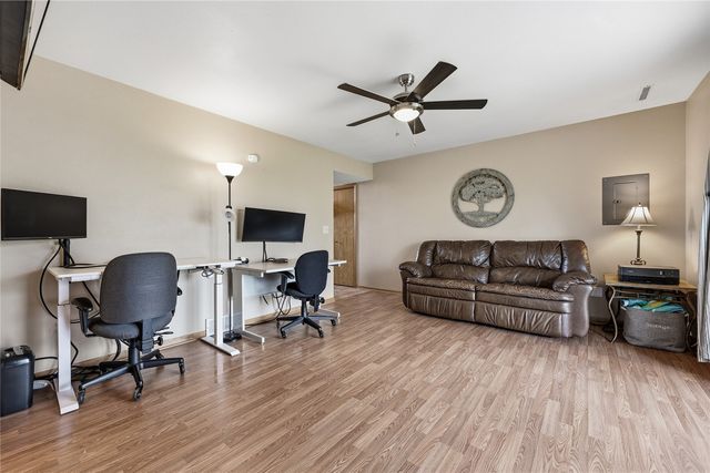40 Shannon Dr, North Liberty, IA 52317