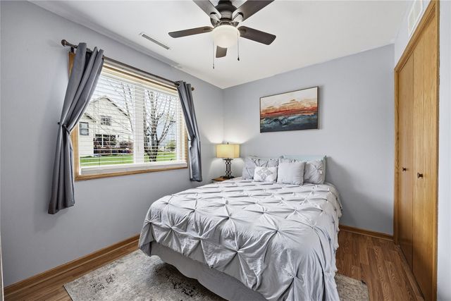 40 Shannon Dr, North Liberty, IA 52317