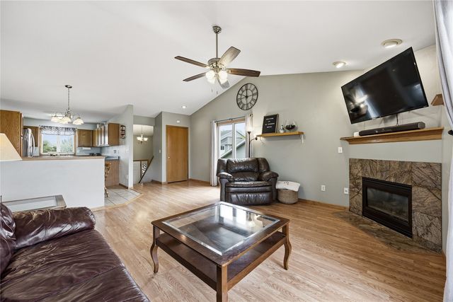 40 Shannon Dr, North Liberty, IA 52317