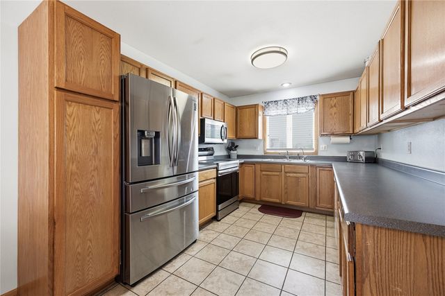 40 Shannon Dr, North Liberty, IA 52317