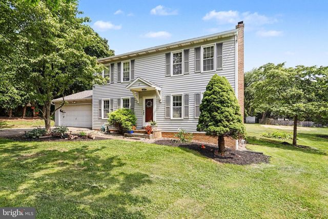 7 CARDINAL DR, Glen Rock, PA 17327