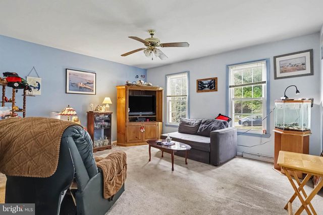 7 CARDINAL DR, Glen Rock, PA 17327