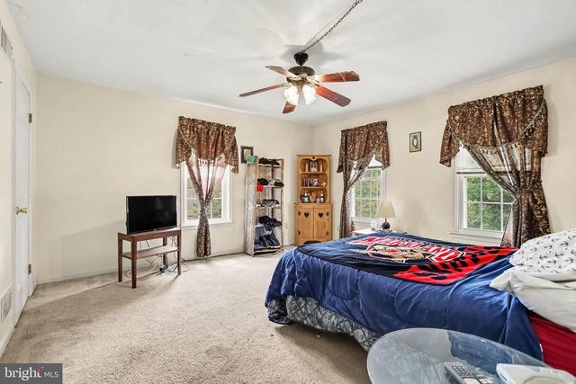 7 CARDINAL DR, Glen Rock, PA 17327