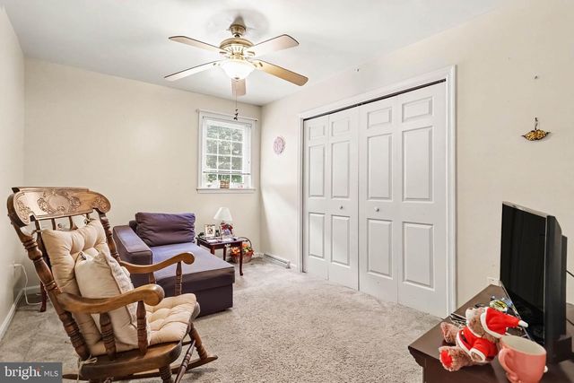 7 CARDINAL DR, Glen Rock, PA 17327