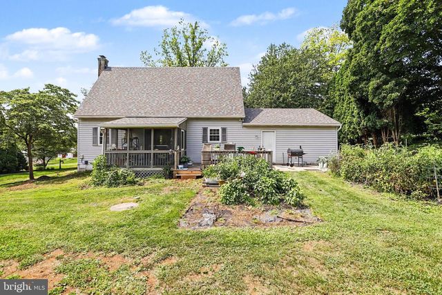 7 CARDINAL DR, Glen Rock, PA 17327
