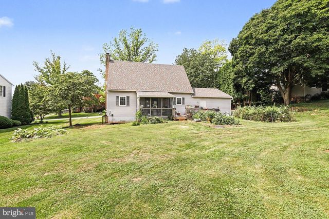 7 CARDINAL DR, Glen Rock, PA 17327