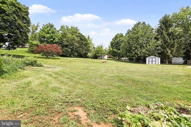 7 CARDINAL DR, Glen Rock, PA 17327