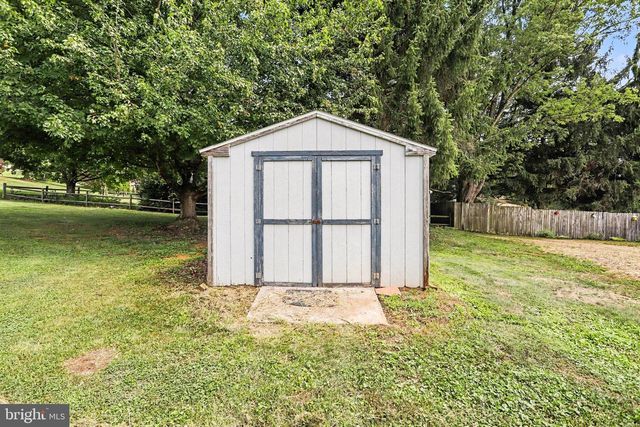 7 CARDINAL DR, Glen Rock, PA 17327