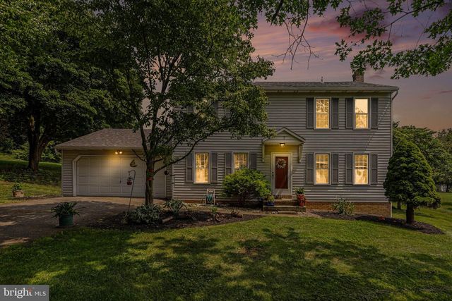 7 CARDINAL DR, Glen Rock, PA 17327