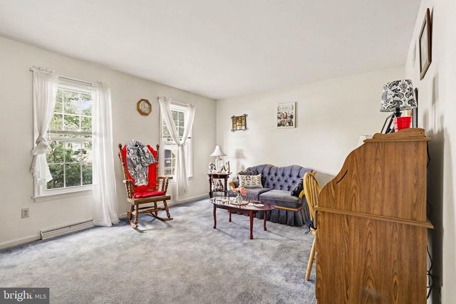 7 CARDINAL DR, Glen Rock, PA 17327