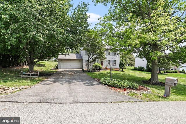 7 CARDINAL DR, Glen Rock, PA 17327