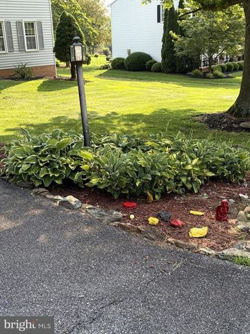 7 CARDINAL DR, Glen Rock, PA 17327