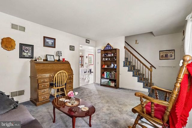 7 CARDINAL DR, Glen Rock, PA 17327