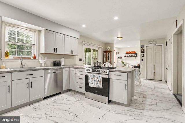 7 CARDINAL DR, Glen Rock, PA 17327