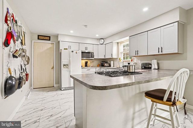 7 CARDINAL DR, Glen Rock, PA 17327
