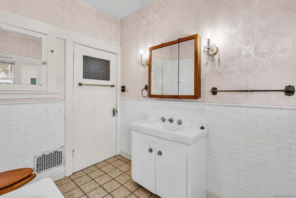 Image 27 of property listing at 4190 92 Palmetto way, San Diego, CA 92103