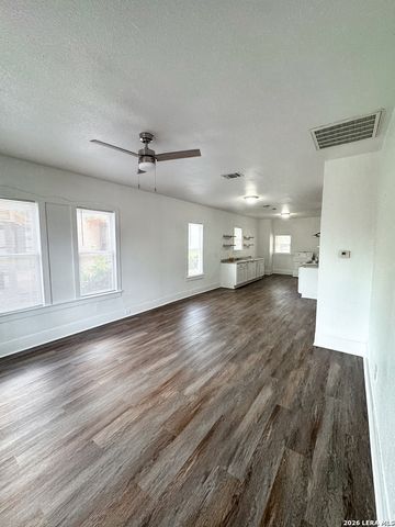 935 W Ridgewood CT, San Antonio, TX 78201