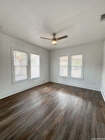 935 W Ridgewood CT, San Antonio, TX 78201