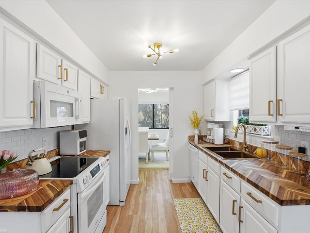 22664 11 Mile Road, Southfield, MI 48034