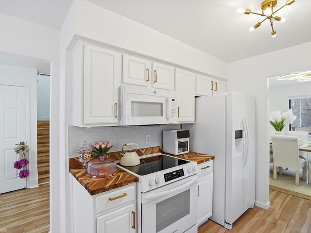 22664 11 Mile Road, Southfield, MI 48034