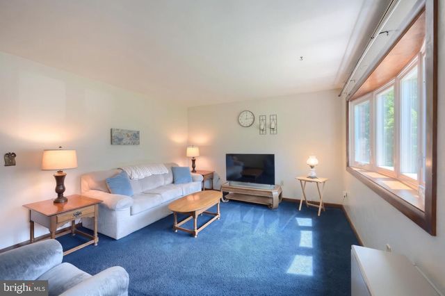 10 BAIR RD, New Oxford, PA 17350