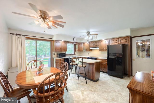 10 BAIR RD, New Oxford, PA 17350