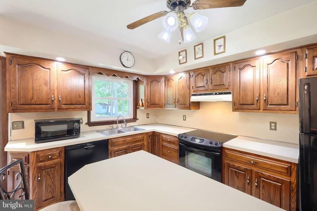 10 BAIR RD, New Oxford, PA 17350