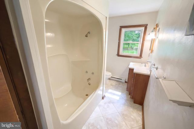 10 BAIR RD, New Oxford, PA 17350
