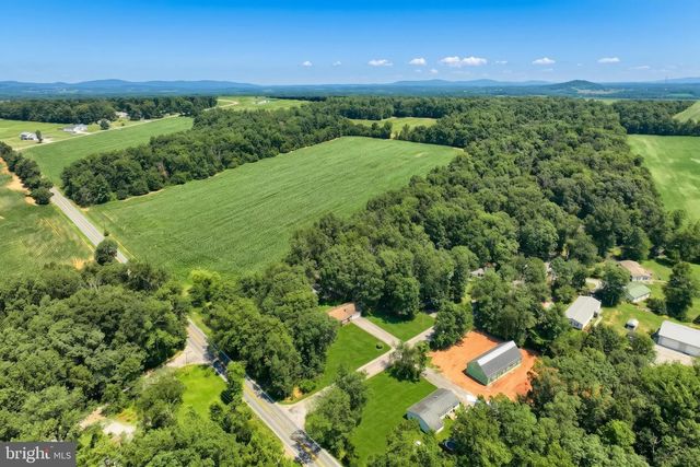 10 BAIR RD, New Oxford, PA 17350