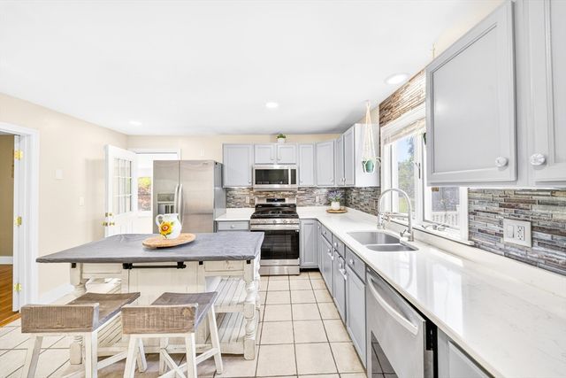 84 Fowler Rd, Lowell, MA 01854