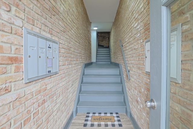 4413 W Montrose Avenue 3, Chicago, IL 60641