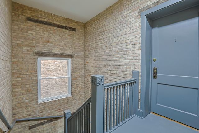 4413 W Montrose Avenue 3, Chicago, IL 60641