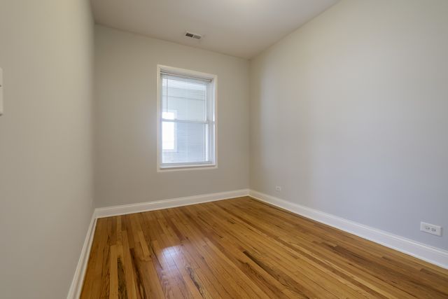 4413 W Montrose Avenue 3, Chicago, IL 60641