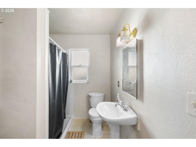 7645 Se HENDERSON St, Portland, OR 97206