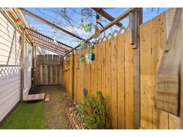 7645 Se HENDERSON St, Portland, OR 97206