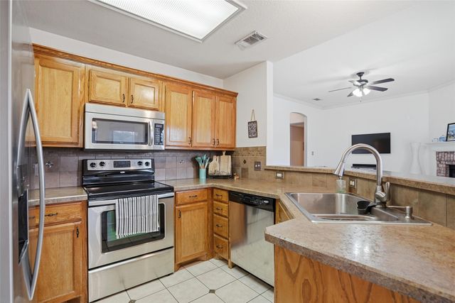 913 Raenae Drive, Burleson, TX 76028