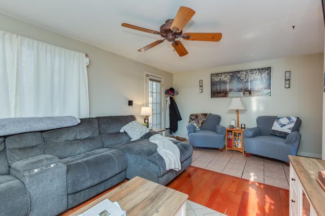 15 Newells Meadow Lane, Derry, NH 03038